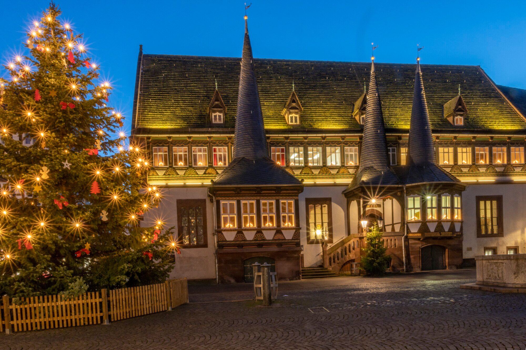 5 Common HOA Holiday Decorating Rules You Should Know